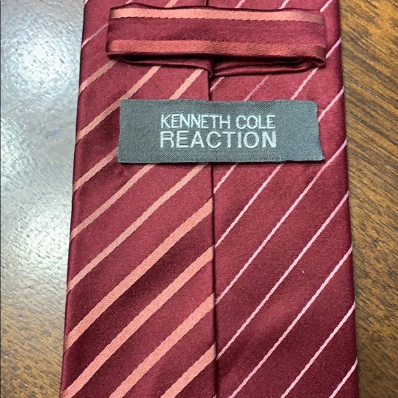Kenneth Cole Reaction 100% Silk Tie - Picture 3 of 4